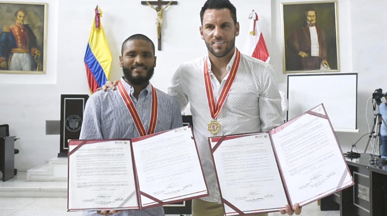 El patinador barranquillero Alex Cujavante y el futbolista uruguayo Sebastián Viera.
