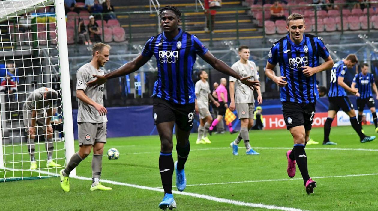 Duván Zapata celebra su gol en la Liga de Campeones. 