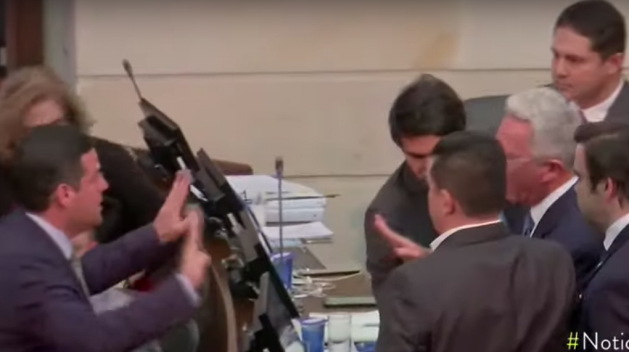 Momento de la discusión entre Mauricio Gómez y Álvaro Uribe.