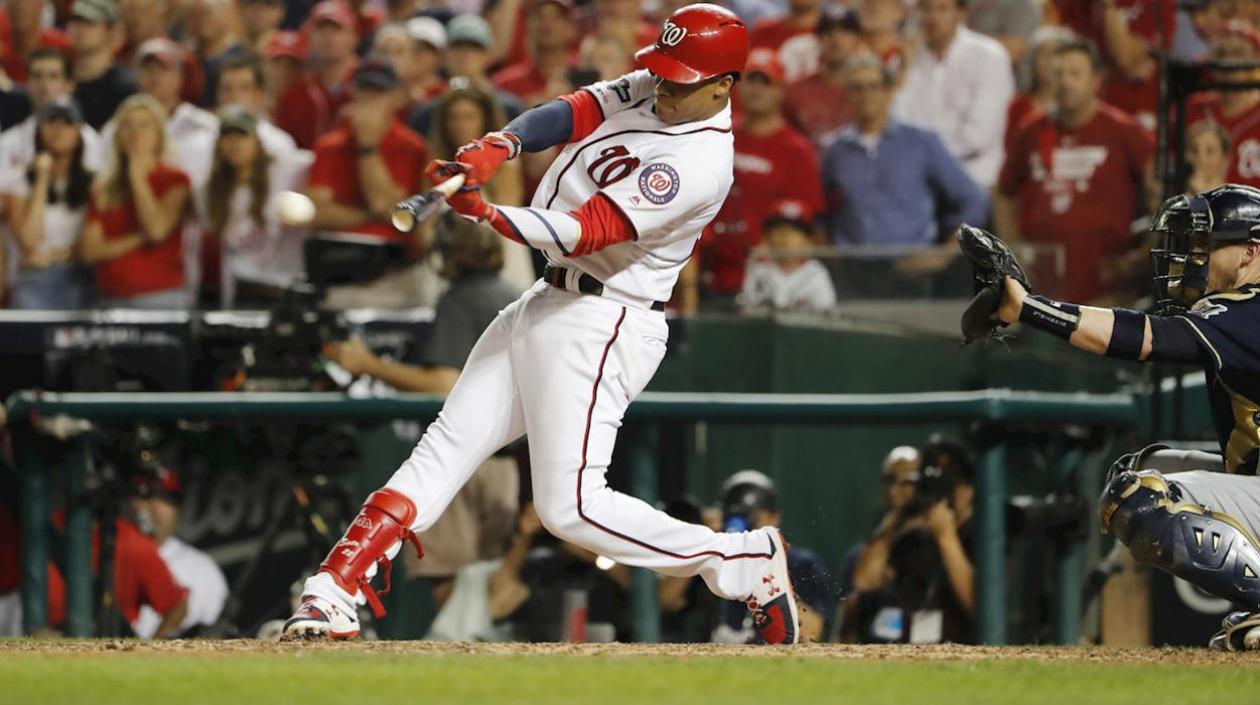 Juan Soto conecta el batazo ganador para los Nacionales. 
