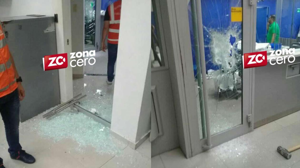 Así quedaron los vidrios del banco.