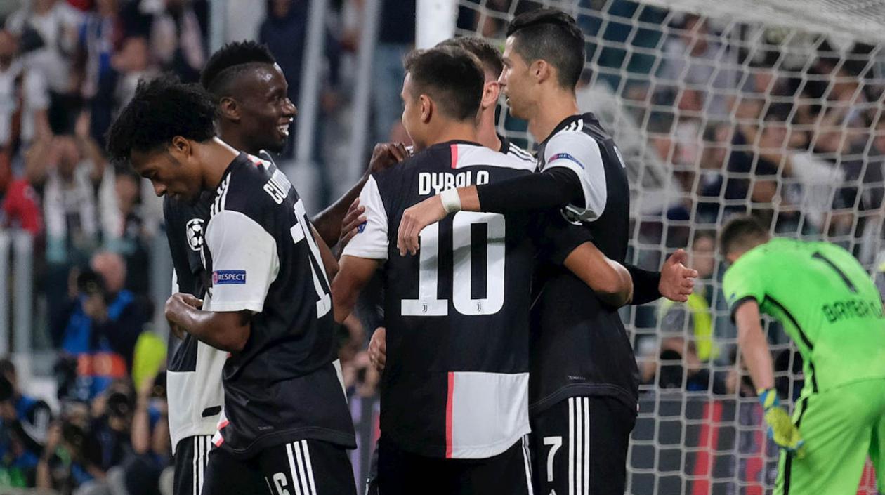 Juan Guillermo Cuadrado y Paulo Dybala felicitan a Cristiano Ronaldo. 