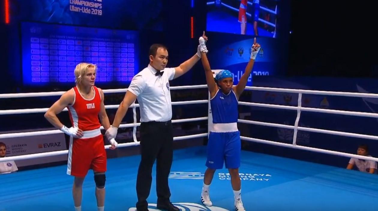 Ingrit Valencia es declarada ganadora del combate. 