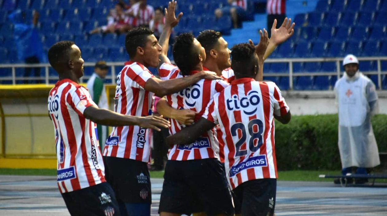 Luis Sandoval celebrando con sus compañeros.