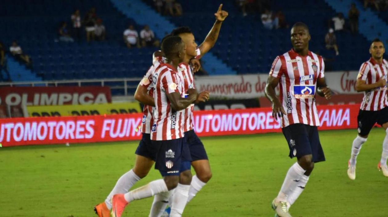 Luis Sandoval, delantero de Junior, celebra una anotación. 