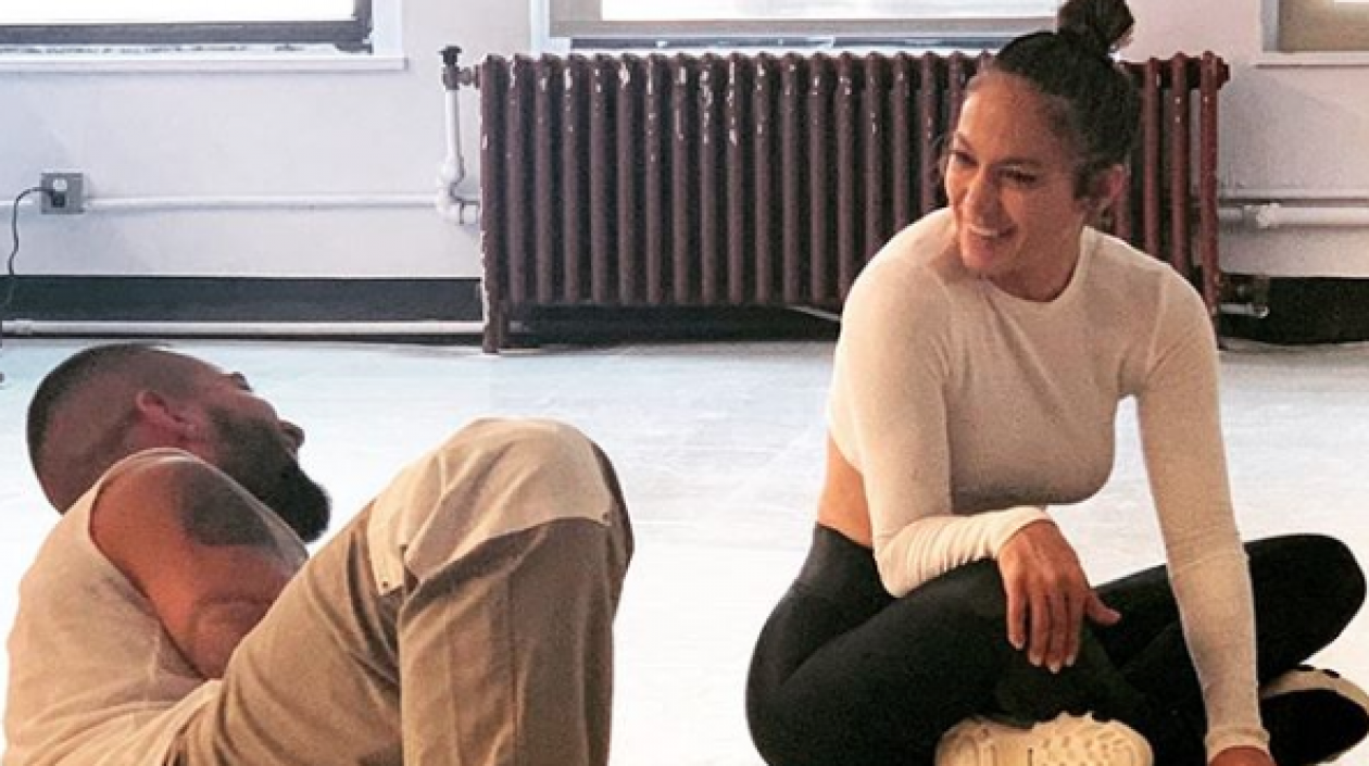 Los cantantes Maluma y Jennifer Lopez.