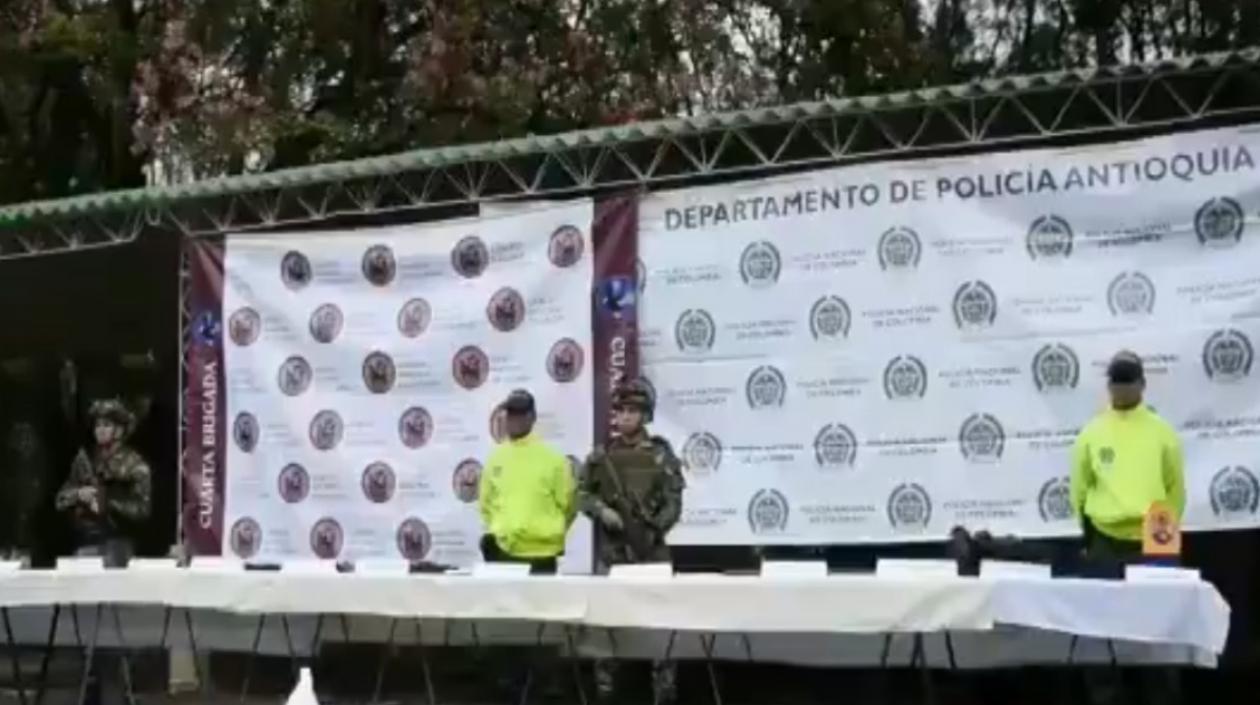 Les incautaron tres granadas de mano, 692 cartuchos y 12 proveedores.