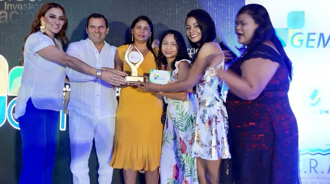 Representantes de Eco de Colombia con el premio GEMAS.