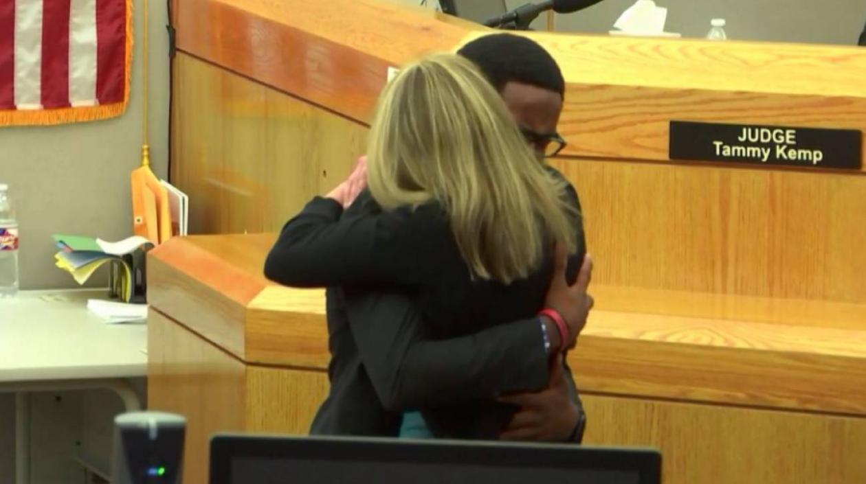 Momento en que Brandt Jean abraza y perdona a Amber Guyger.