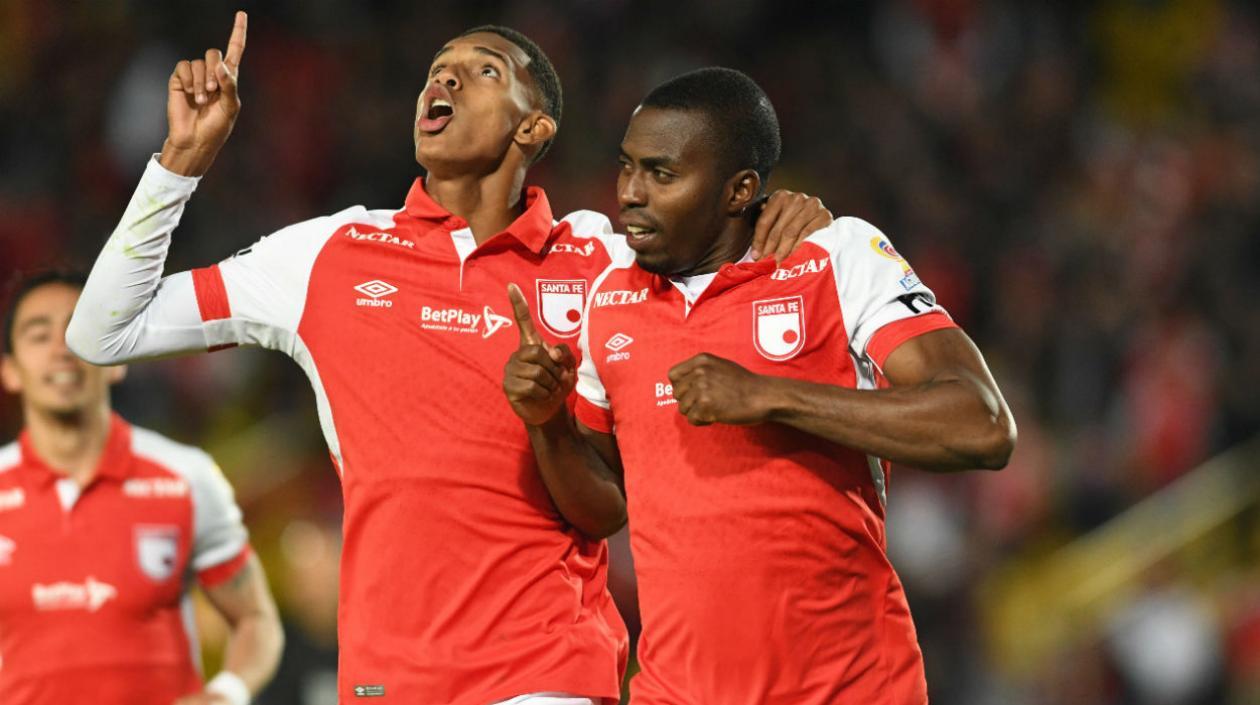 Maicol Balanta celebra un gol con Santa Fe. 