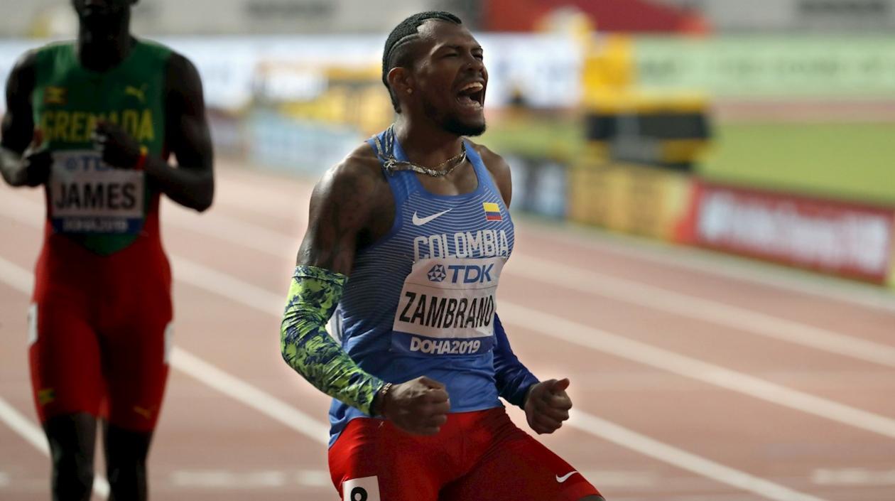 Anthony Zambrano, atleta de la Liga del Atlántico, festeja su segundo lugar en el Mundial. 