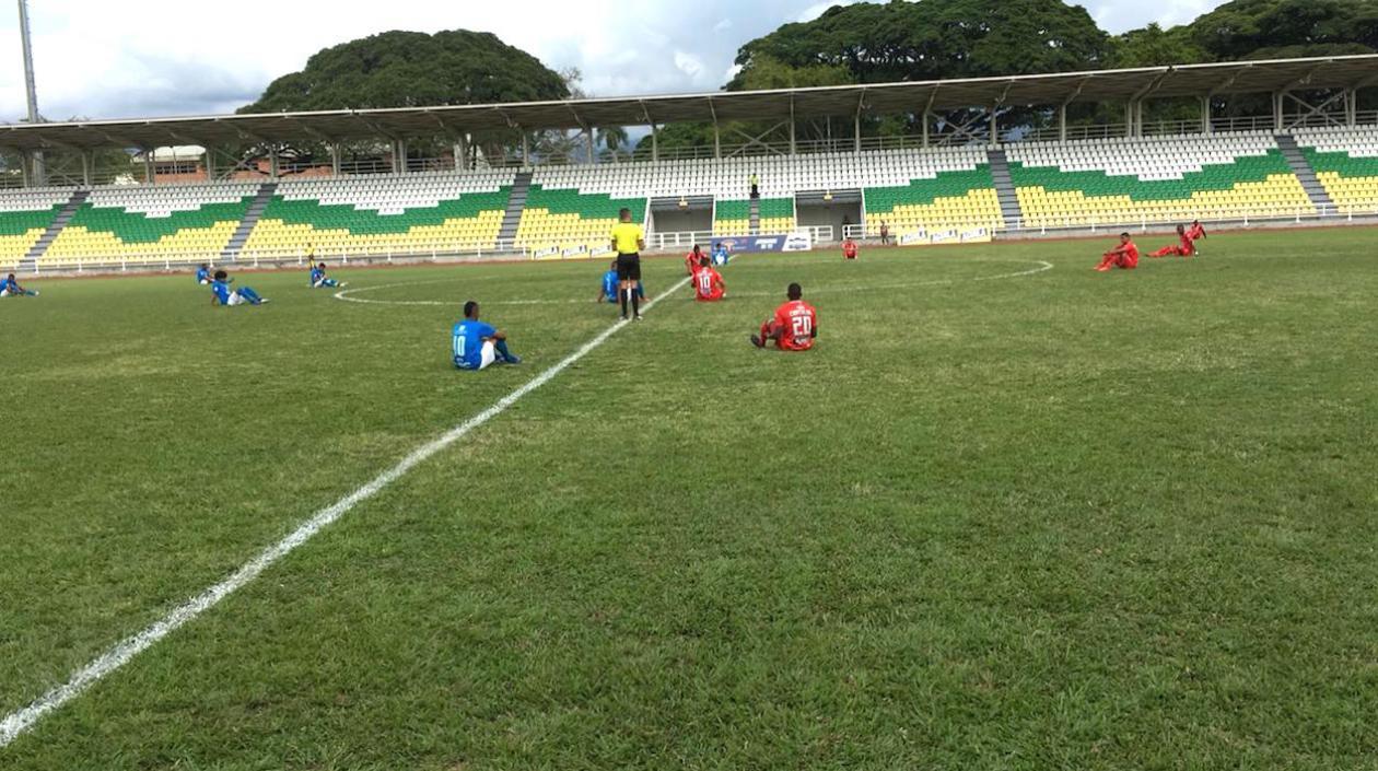 Protesta de jugadores en la previa del partido Orsomarso SC vs Cortuluá.