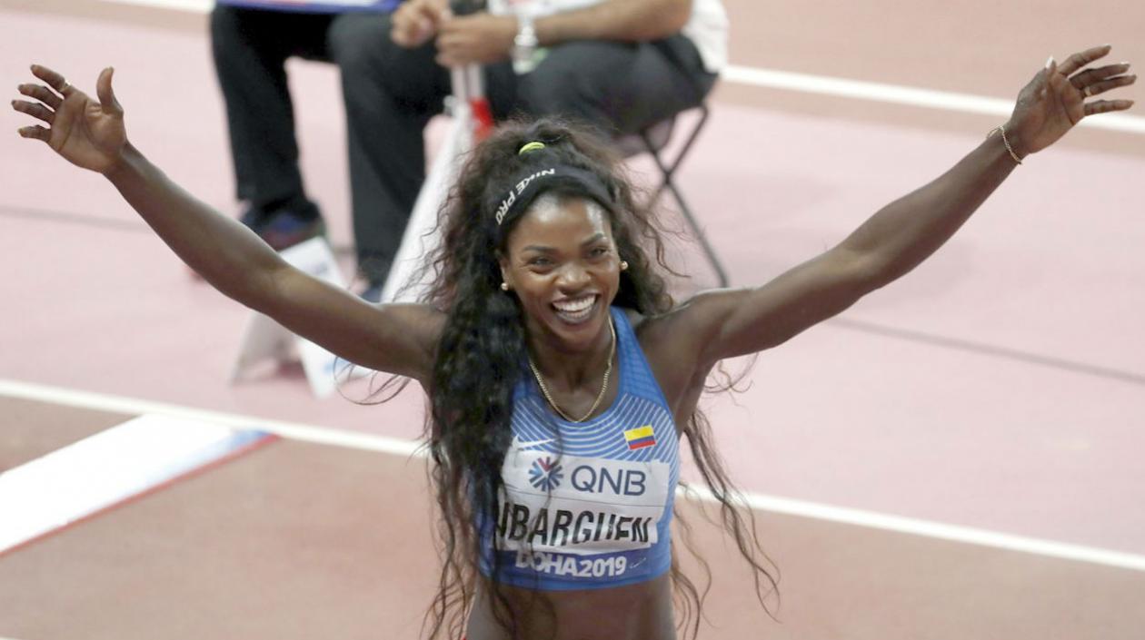 Caterine Ibargüen celebra con la tribuna. 
