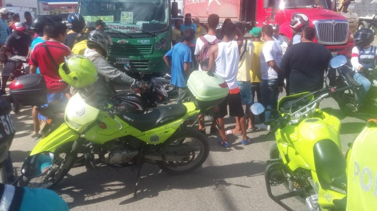Policías y curiosos en el lugar del accidente.