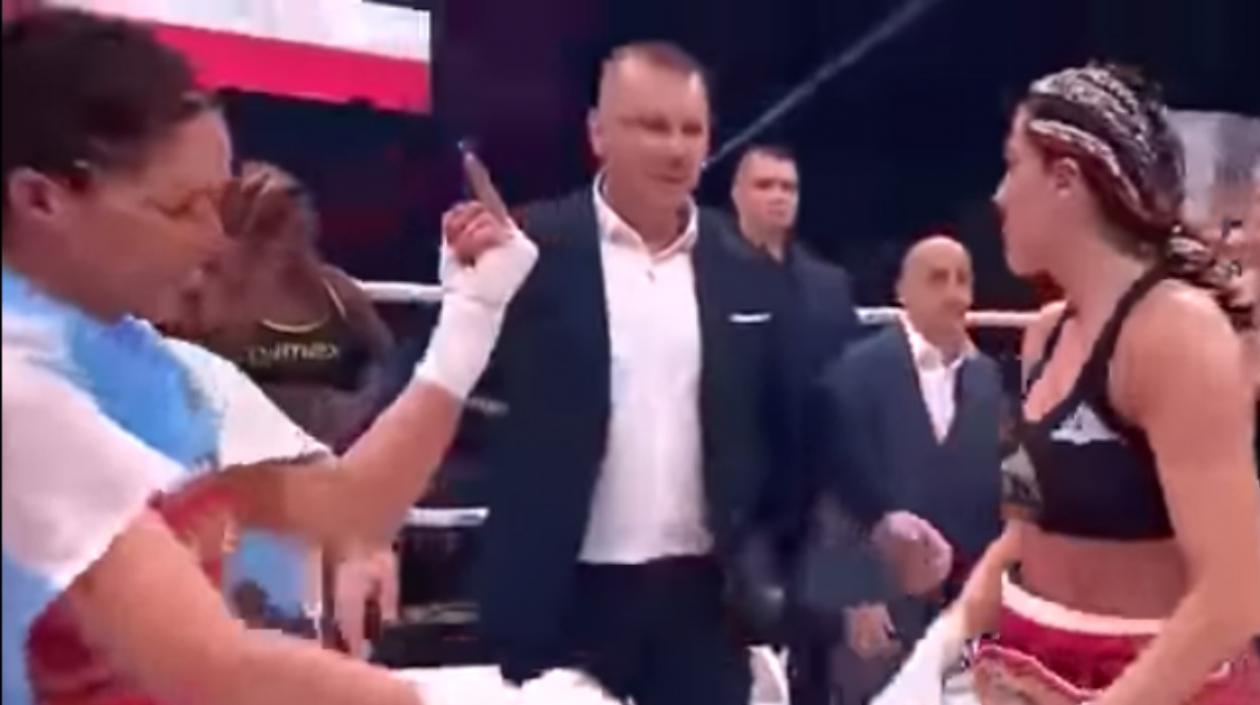 Soledad Matthysse le enseña el dedo medio a Ewa Brodnicka.