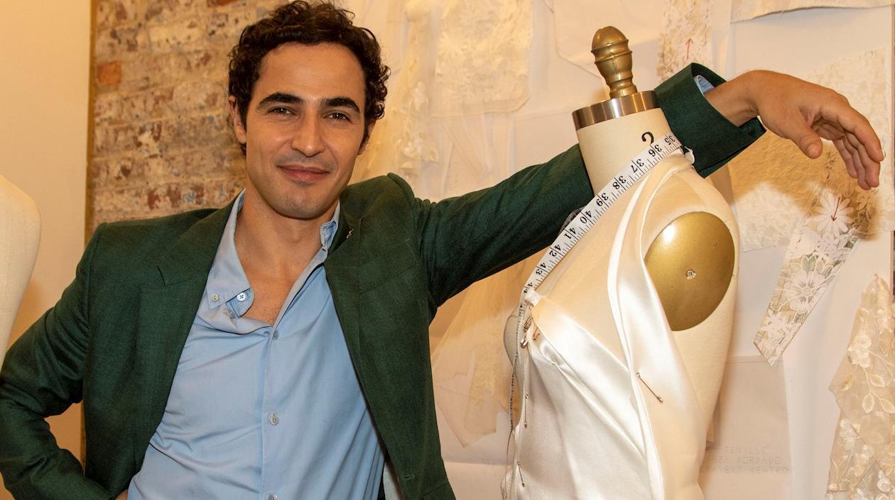 El diseñador Zac Posen posa durante la presentación de su colección para Pronovias