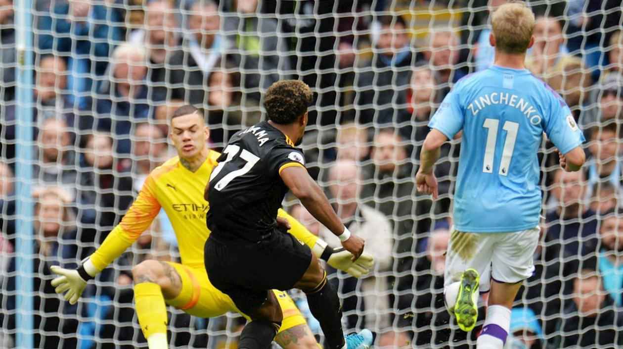 Adamá Traoré anota uno de los goles en la victoria del Wolverhampton sobre el Manchester City.