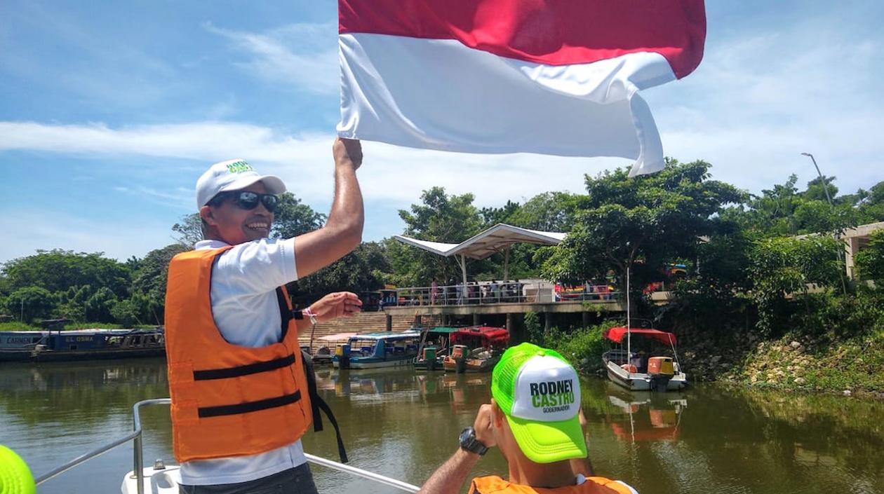 El candidato Rodney Castro llegando al malecón de Sabanagrande.