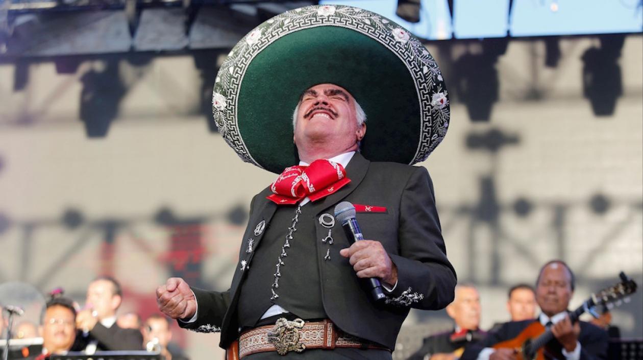 Vicente Fernández, en plena actuación.
