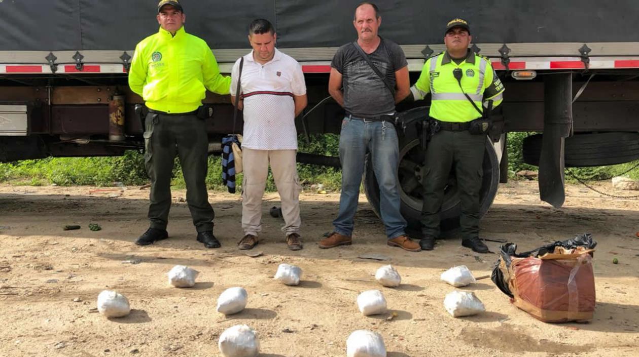 Los dos capturados y la cocaína incautada.