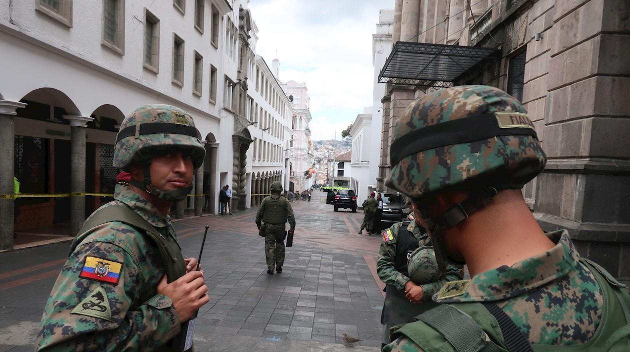 Soldados ecuatorianos custodian este lunes la sede de la presidencia en Quito (Ecuador). 