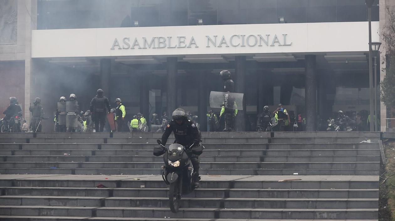 El nutrido grupo de manifestantes logró romper el cerco de seguridad en la entrada principal del edificio.