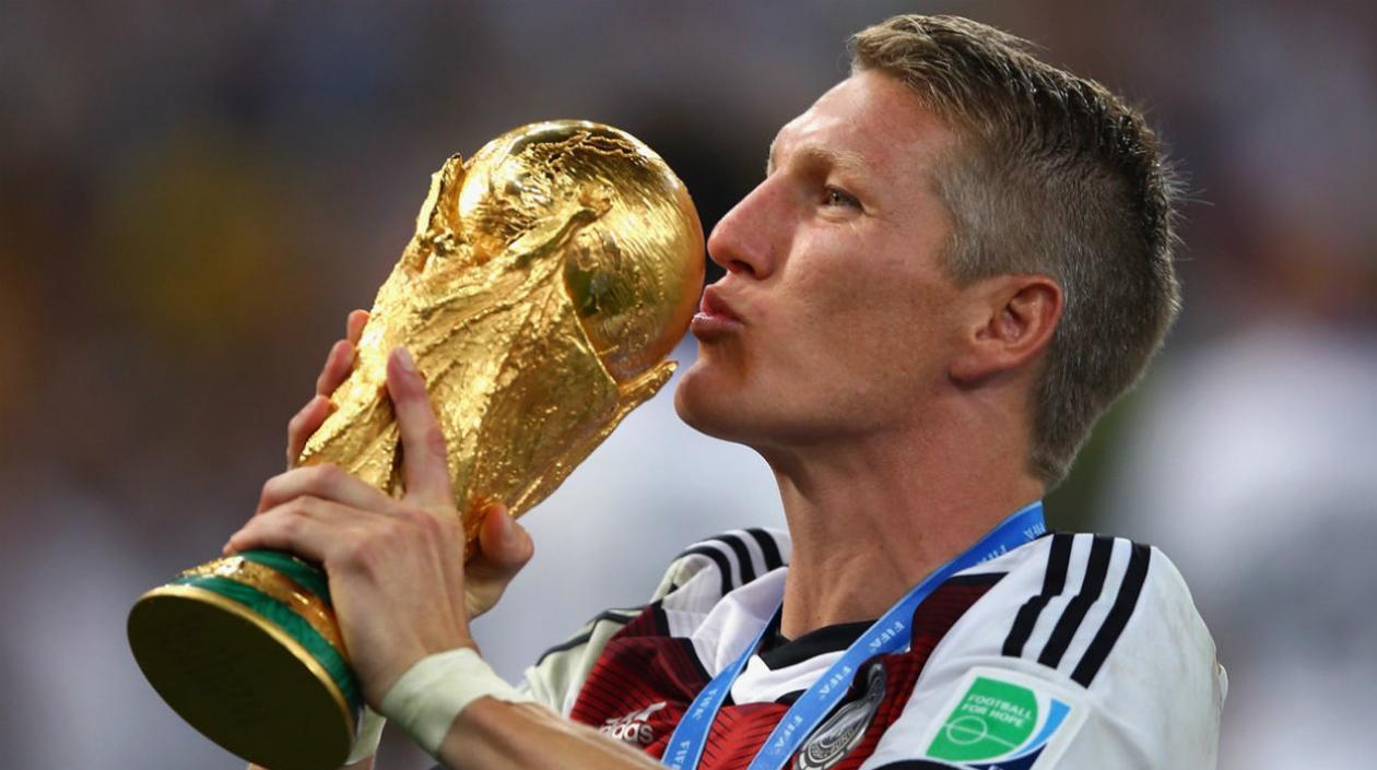 Bastian Schweinsteiger, besa la copa del mundo. 