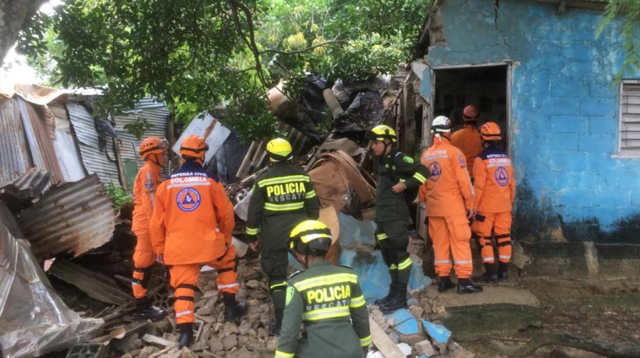 Policía y Defensa Civil en el barrio 7 de Abril.