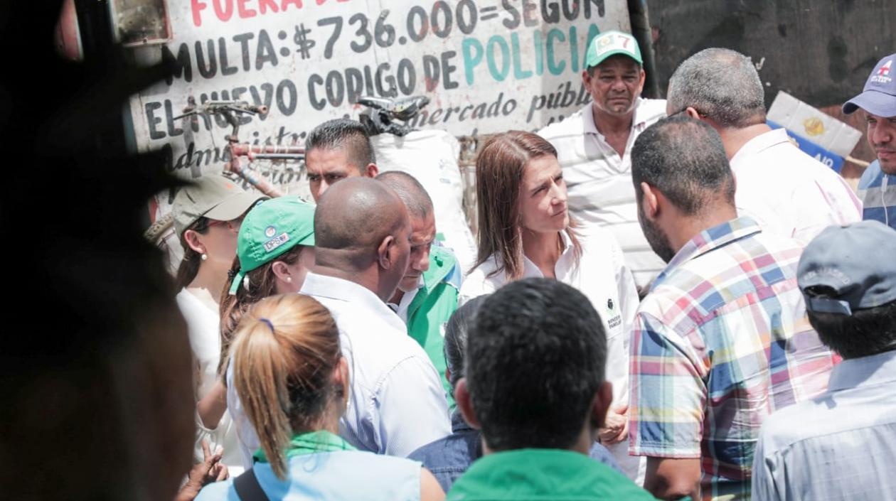 La Directora General del Instituto Colombiano de Bienestar Familiar (Icbf), Juliana Pungiluppi, en Riohacha.