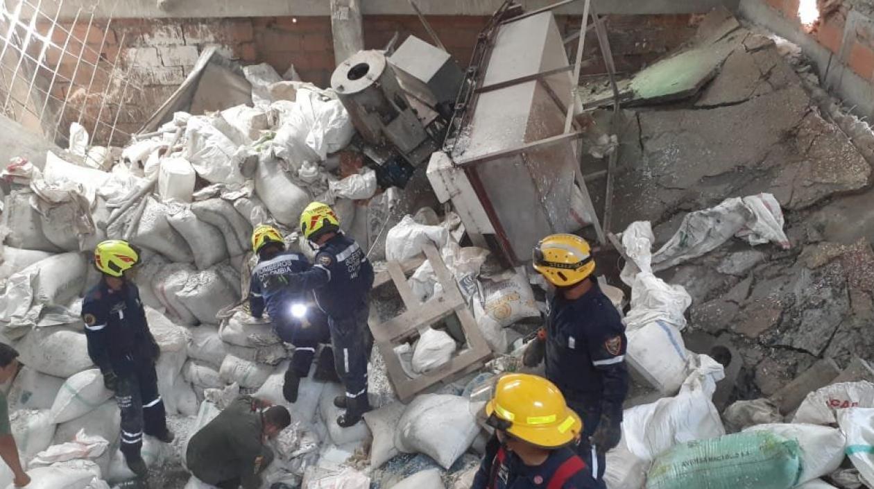 Momento en que bomberos trabajan en el lugar.