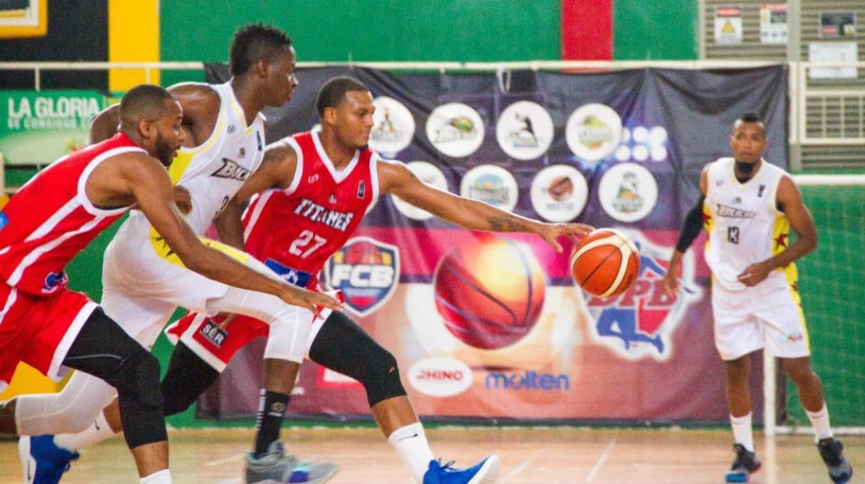 Acción de juego entre Titanes y Búcaros. 