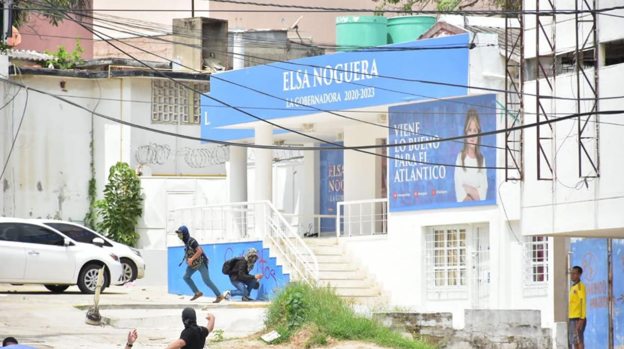 Vándalos lanzando piedras y pintando consignas en la sede de Elsa Noguera.