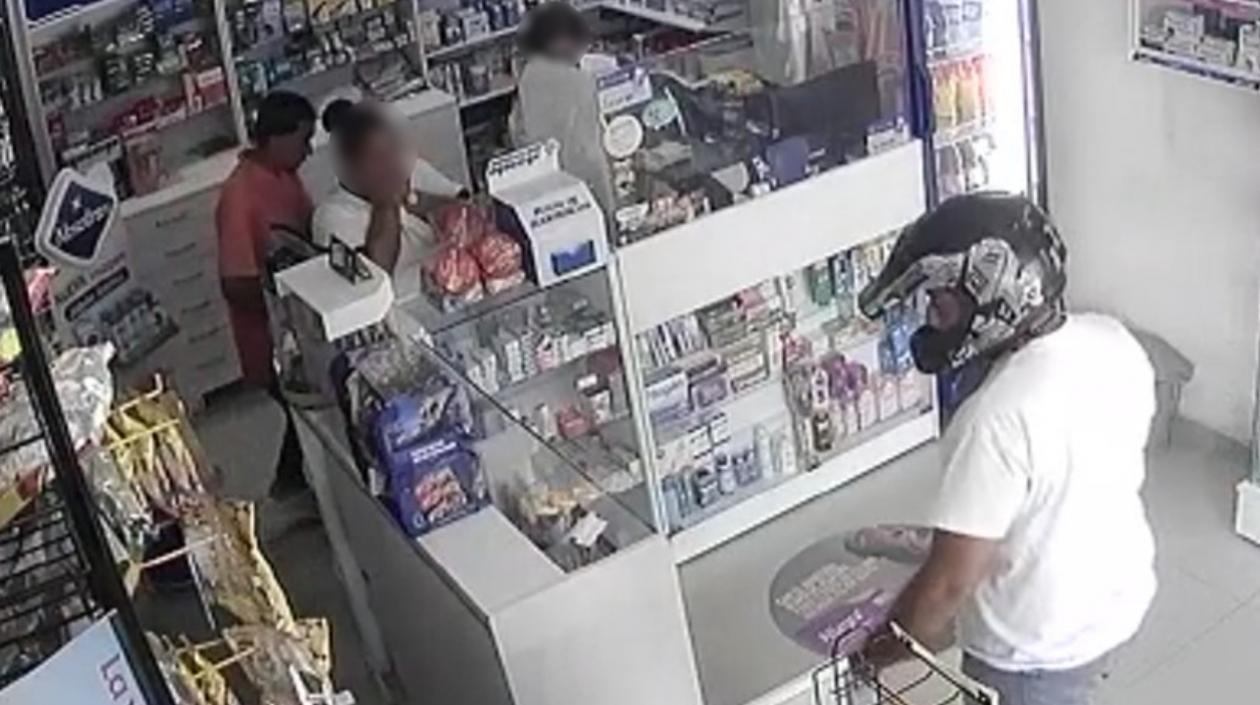 Los atracadores en la droguería.