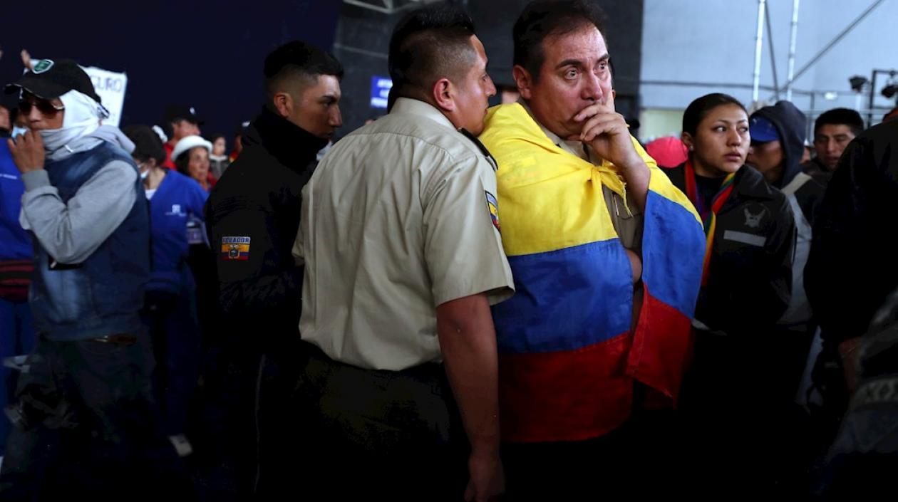 Policías retenidos por los indígenas.