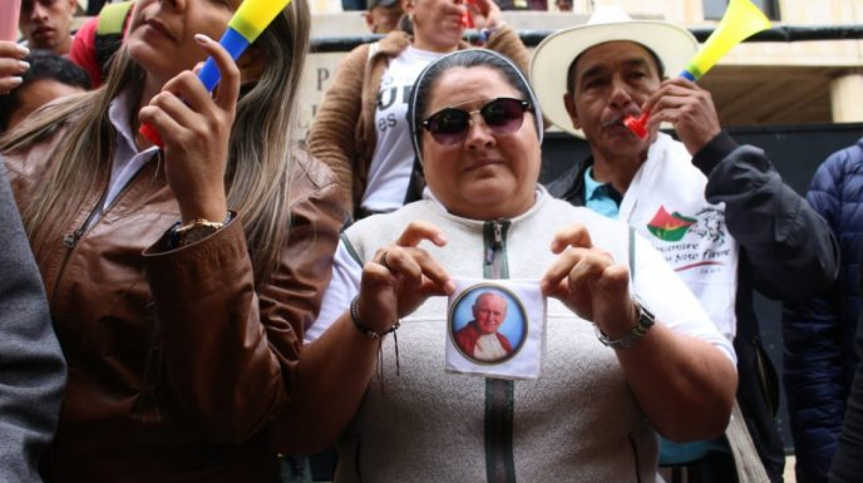 Sor-presa, la monja de la manifestación a favor de Uribe.