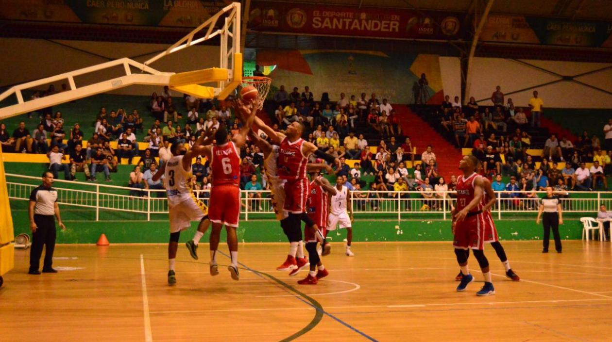 Acción del segundo juego entre Titanes y Búcaros. 