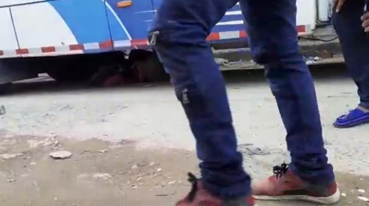 Robó un bolso a una joven y para evitar ser linchado se escondió debajo de un bus