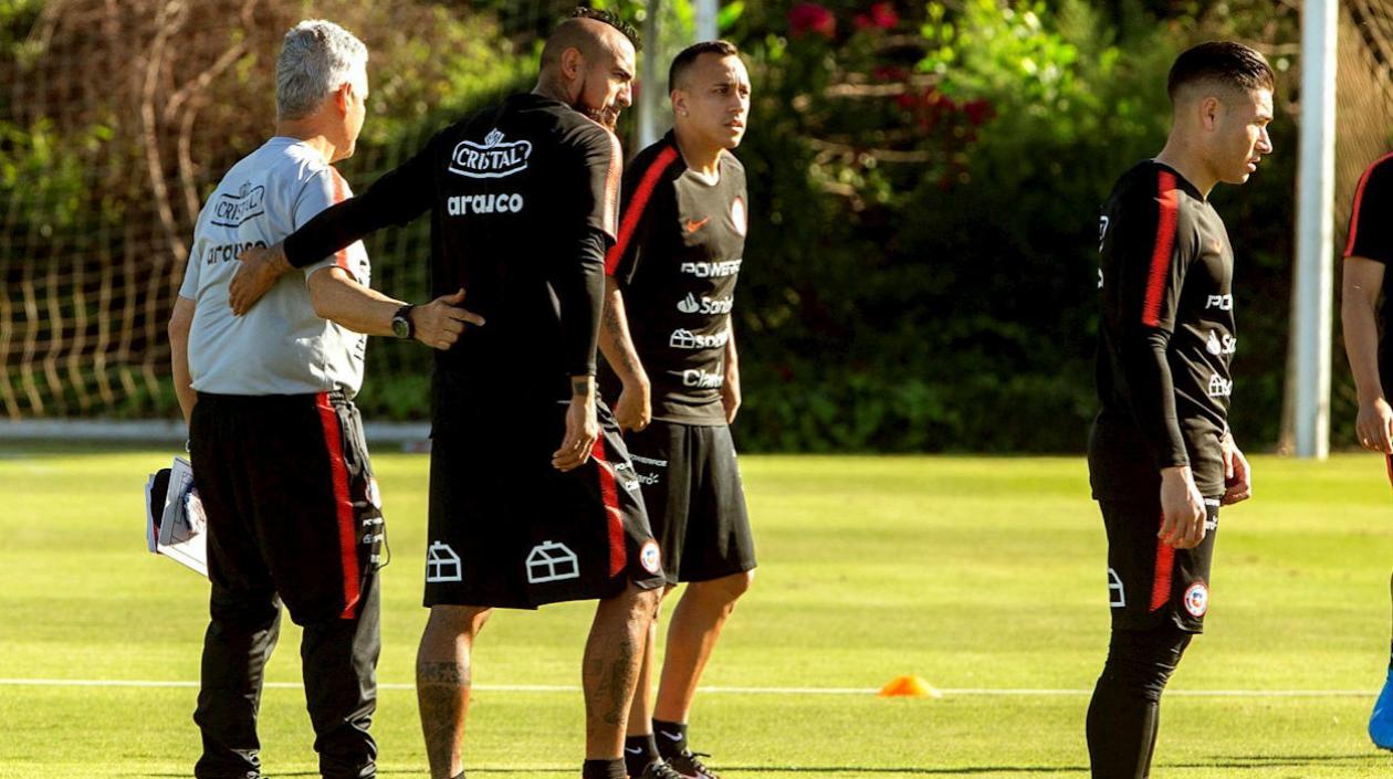 Reinaldo Rueda se saluda con Arturo Vidal. 