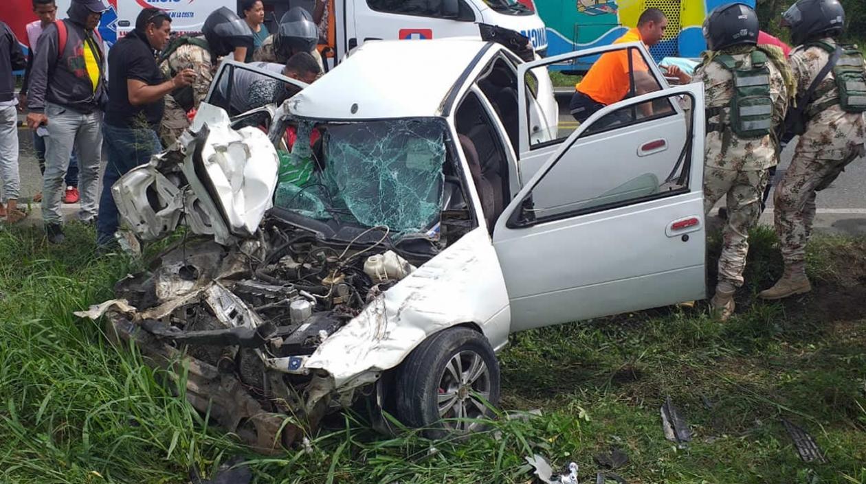 Así quedó el vehículo particular tras el choque. 