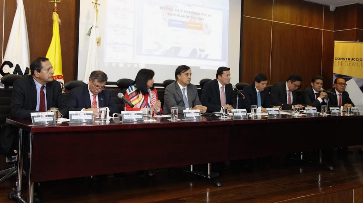 Magistrados del CNE con el Registrador Nacional, explicando los alcances de la trashumancia electoral.