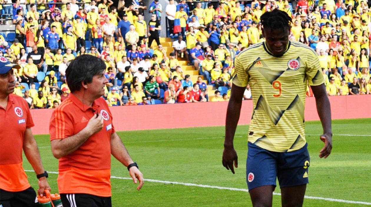 Duván Zapata abandonando la cancha en el partido de hoy.
