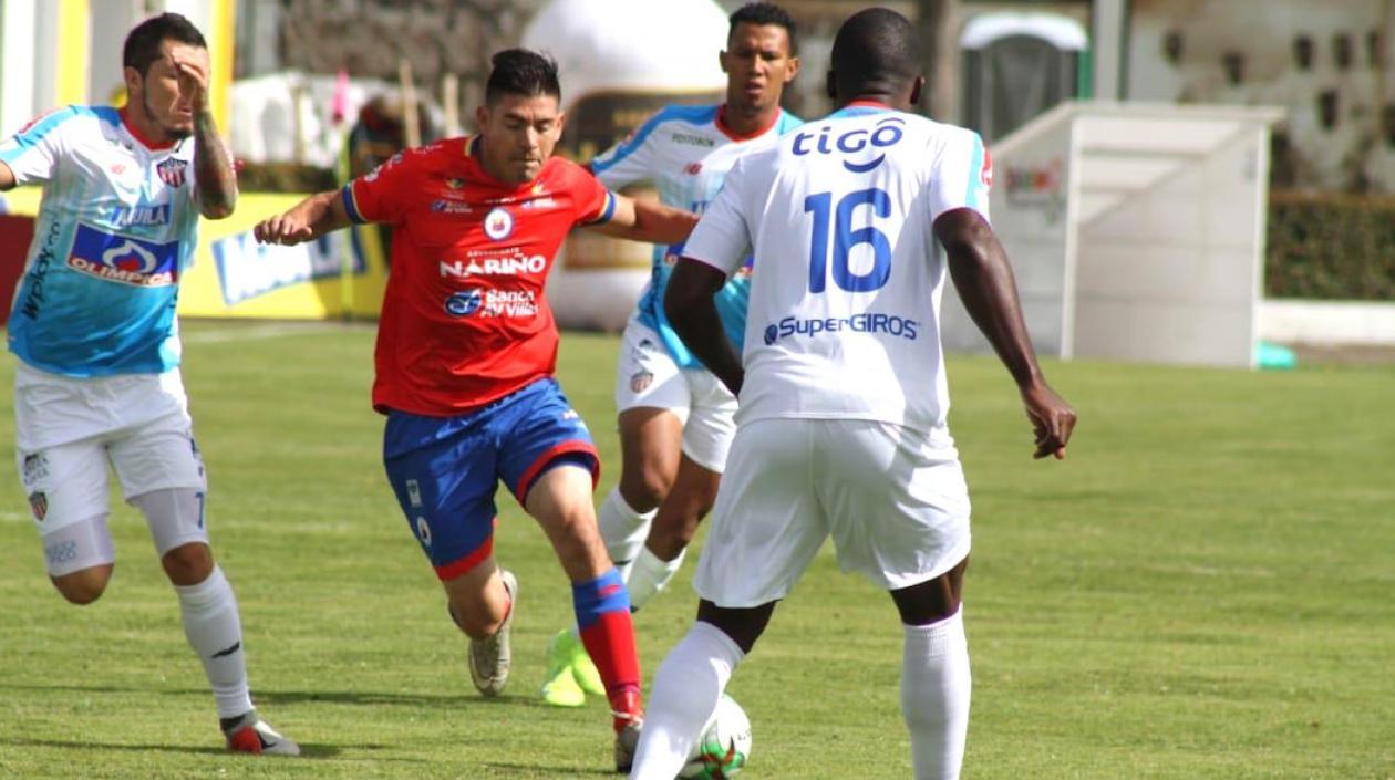 Leonardo Pico y Germán Mera neutralizando una llegada de los locales.