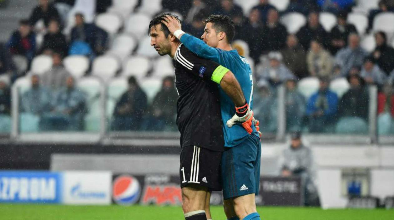 Gianluigi Buffon y Cristiano Ronaldo, tras el gol. 