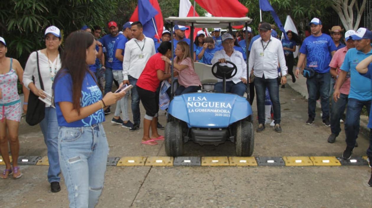 La candidata Elsa Noguera poco antes de sufrir el accidente.