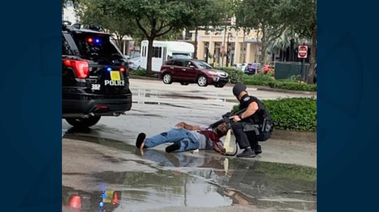 Un oficial de la Policía auxilia a una persona lesionada.