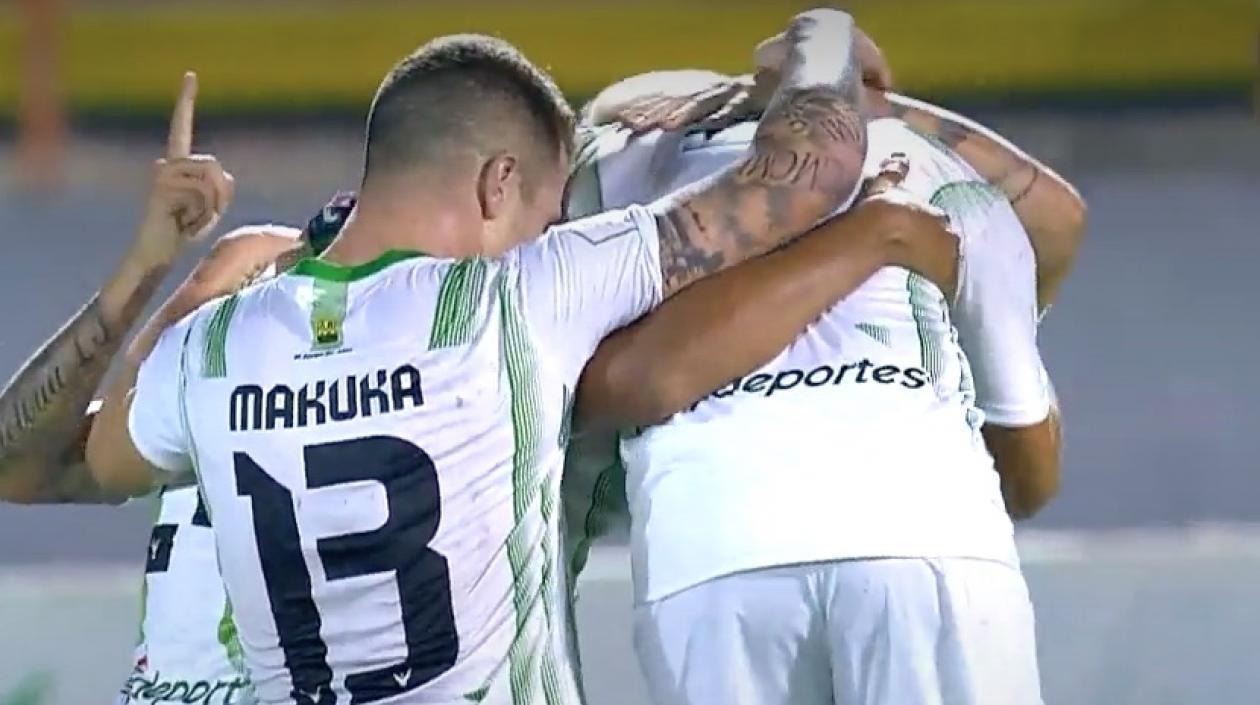 Jugadores del Bucaramanga celebrando el gol del triunfo.