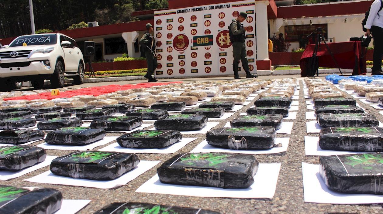 Militares de la Guardia Nacional Bolivariana (GNB) muestran material incautado en un operativo antidrogas.