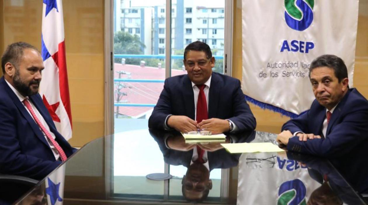 José García Sanleandro (D) con José Luis Lloret, de Naturgy, reunidos con Armando Fuentes de Asep.