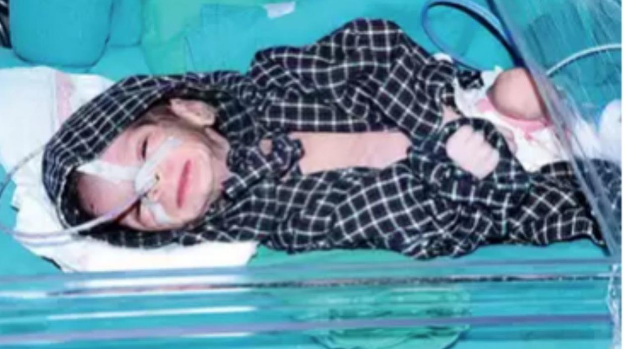 Fotografía publicada por 'The Times of India' de la bebé encontrada con vida.