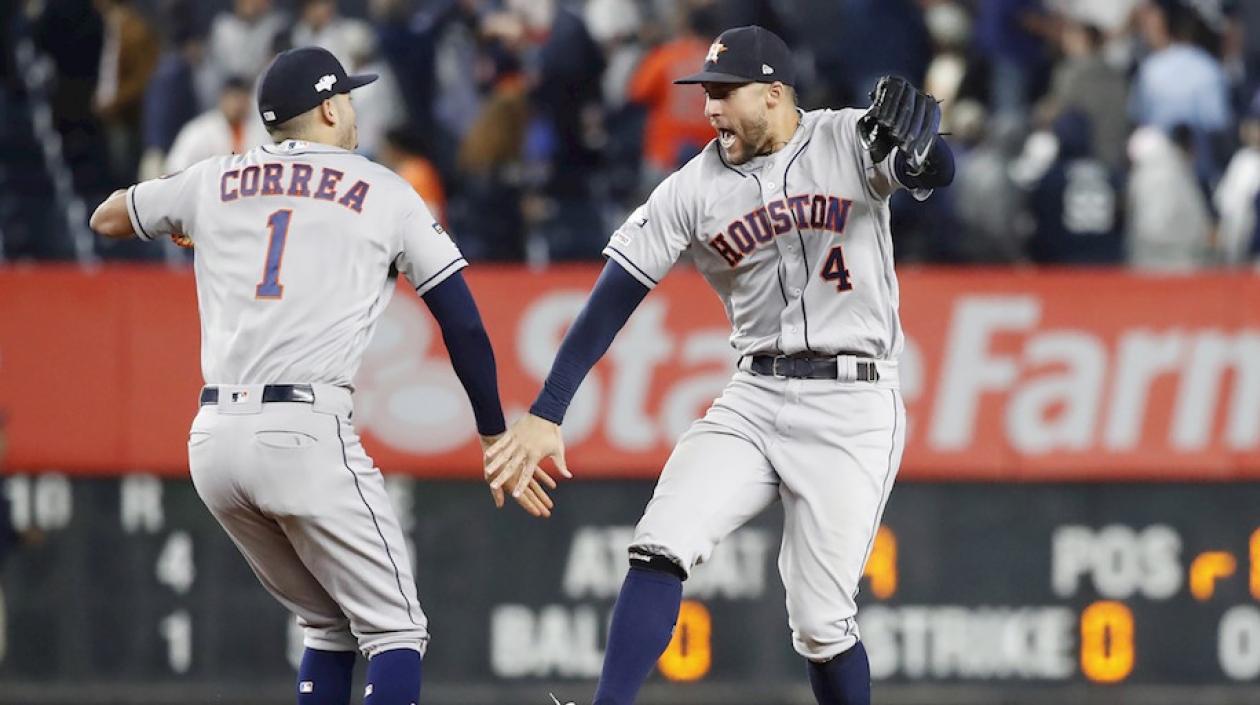 Carlos Correa y George Springer, celebrando la victoria de los Astros de Houston.